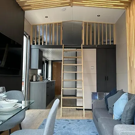 Applegrove Lux Barn 1 *